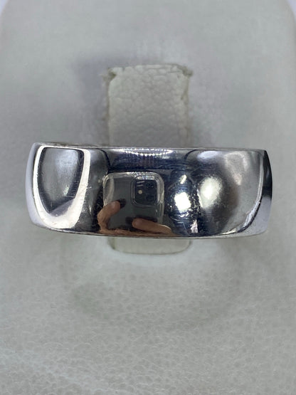 Anillo de plata 925 pulido en talla 11, visto de frente sobre fondo blanco