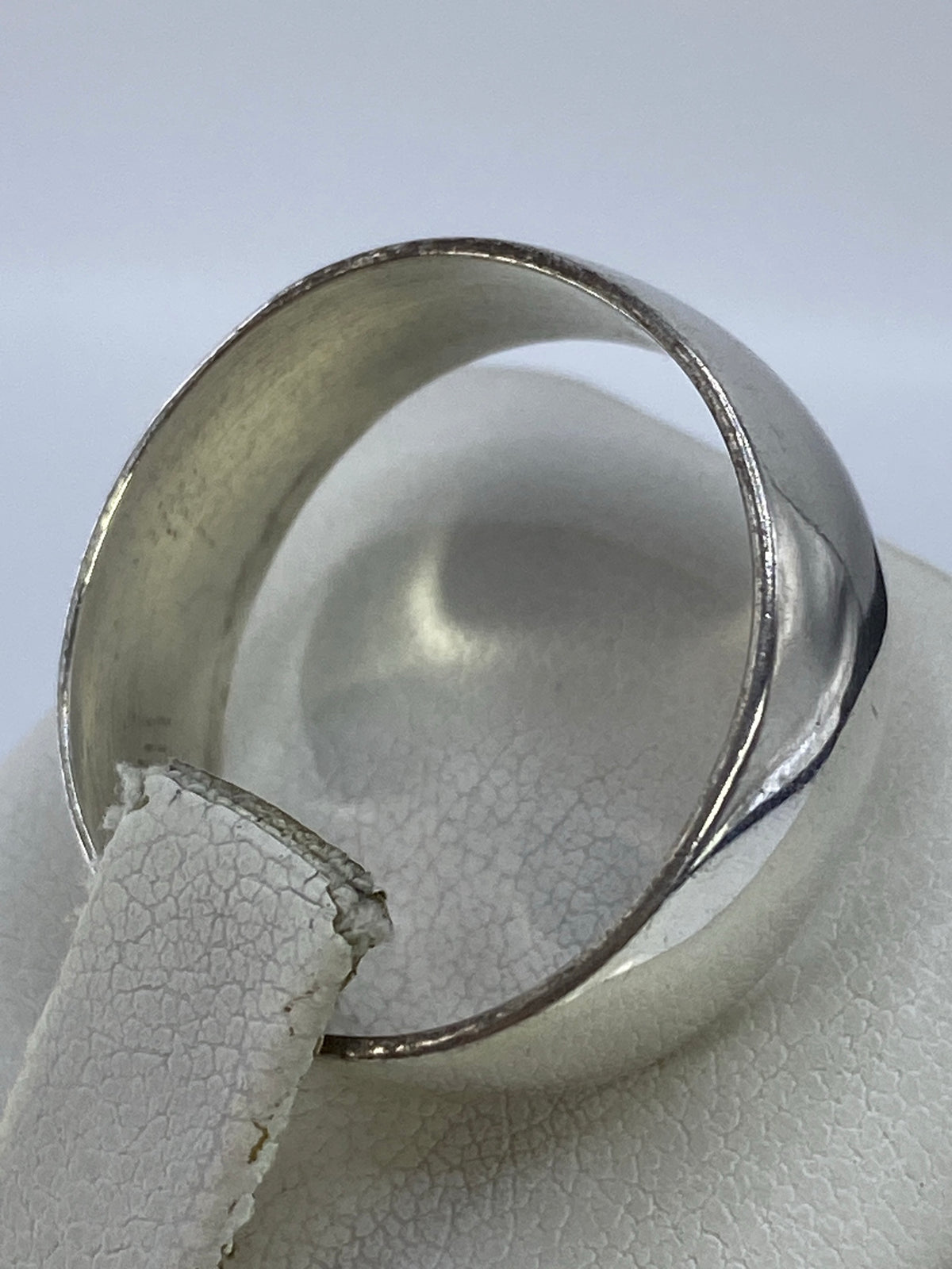 Vista lateral del anillo de plata, detalle del Quinto grabado