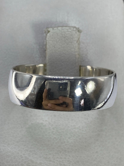 Anillo de plata 925 minimalista con acabado pulido, fotografía frontal