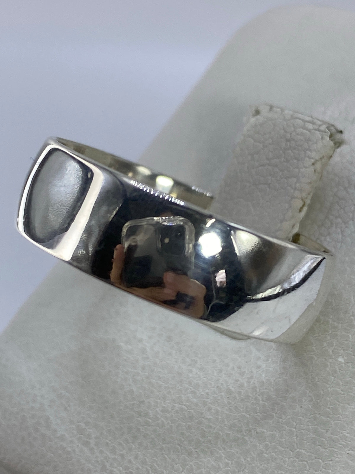 Detalle lateral del anillo mostrando el pulido espejo y el Quinto