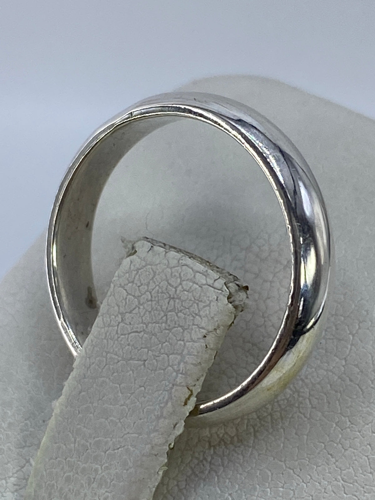 Anillo pulido de frente mostrando el brillo del acabado espejo