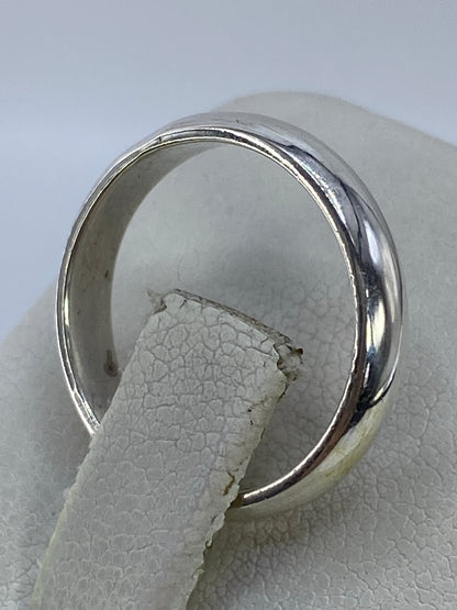 Anillo pulido de frente mostrando el brillo del acabado espejo