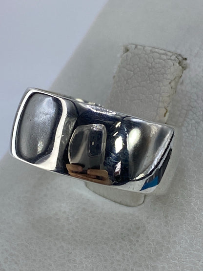 Detalle del anillo de plata pura mostrando el acabado liso y brillante
