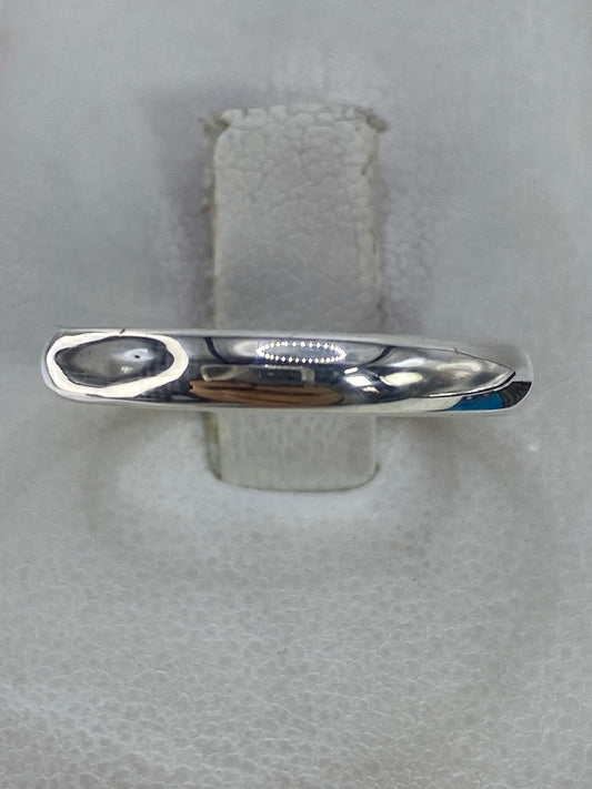 Anillo de plata 925 minimalista pulido en dedo de mujer