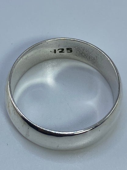 Anillo de plata 925 en la balanza de precisión mostrando 4.98 gramos
