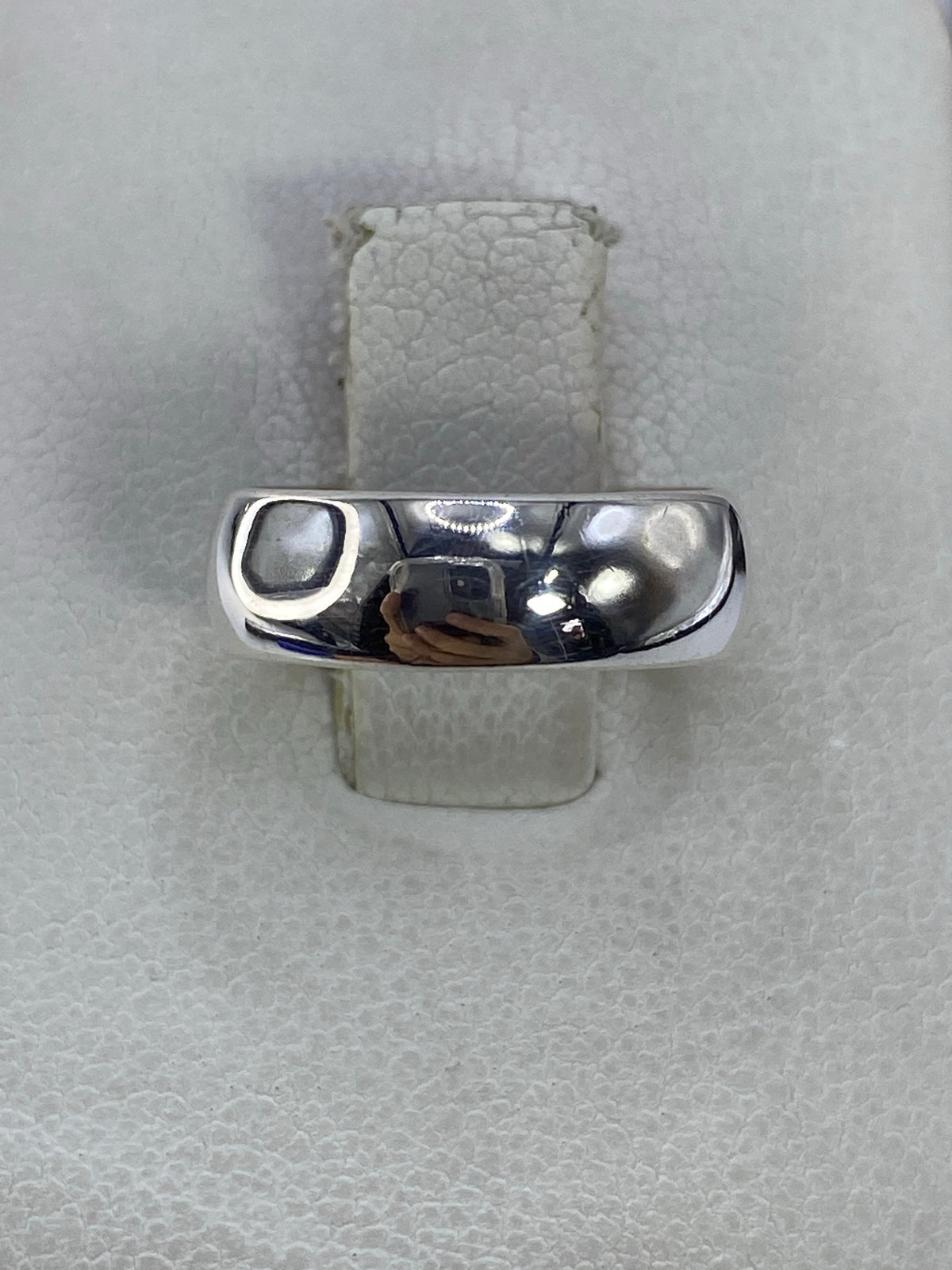 Anillo de plata 925 minimalista pulido en talla 2, sobre fondo blanco