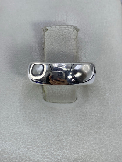 Anillo de plata 925 minimalista pulido en talla 2, sobre fondo blanco