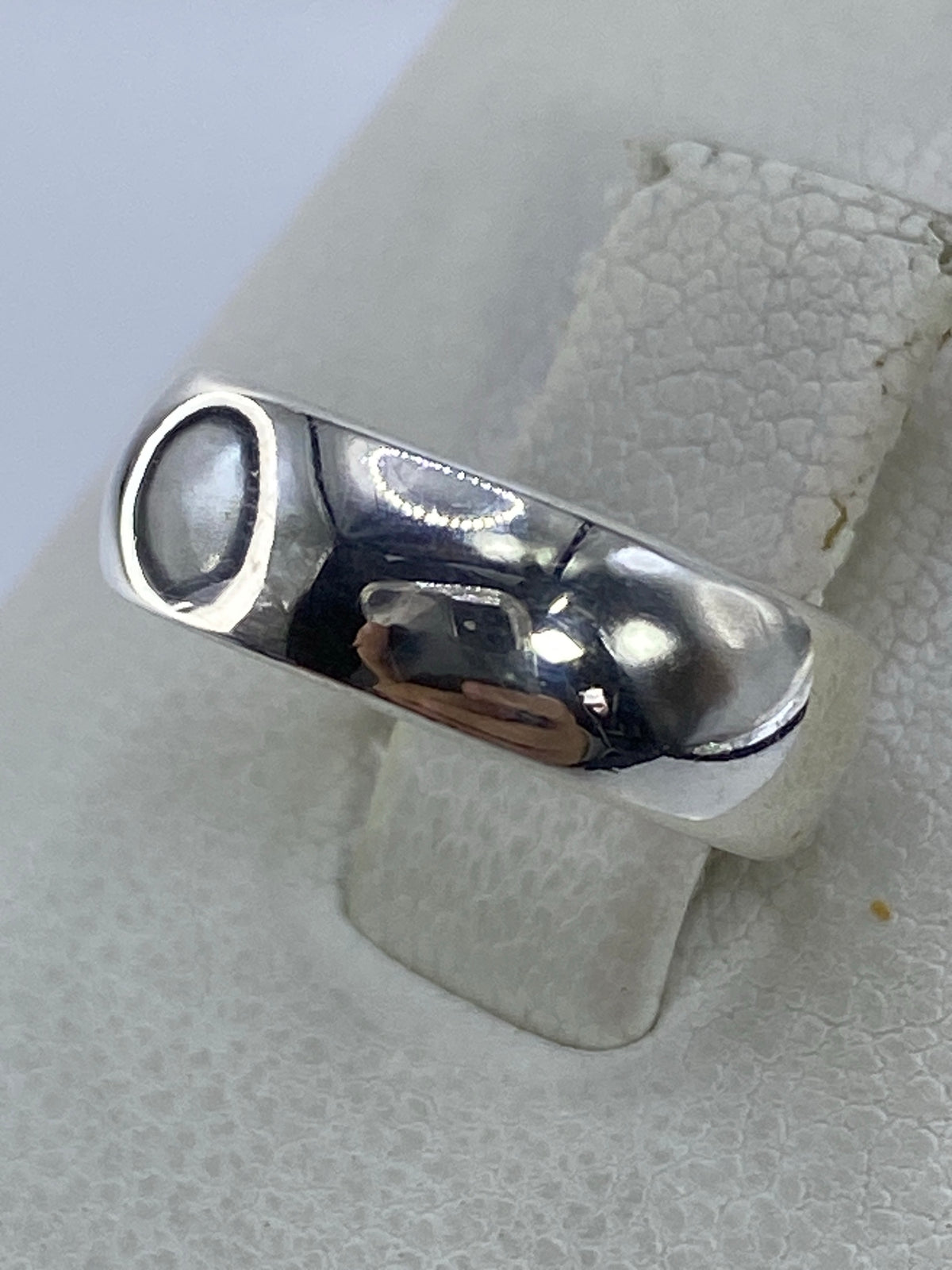 Detalle lateral del anillo mostrando el acabado pulido y el grosor fino