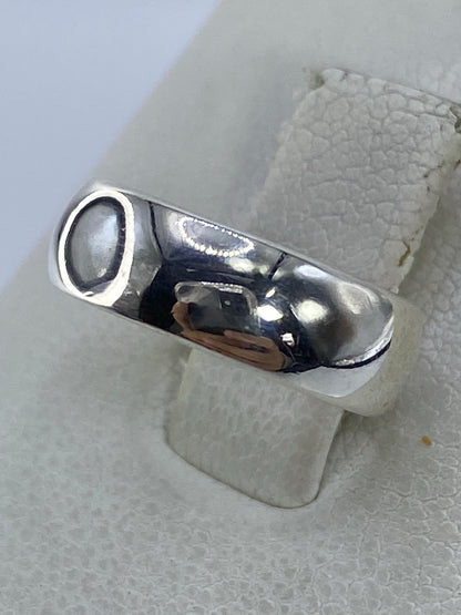 Detalle lateral del anillo mostrando el acabado pulido y el grosor fino