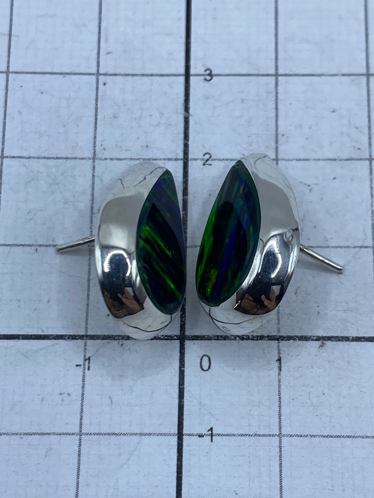 Reverso de los aretes mostrando el Quinto 925 grabado en la plata