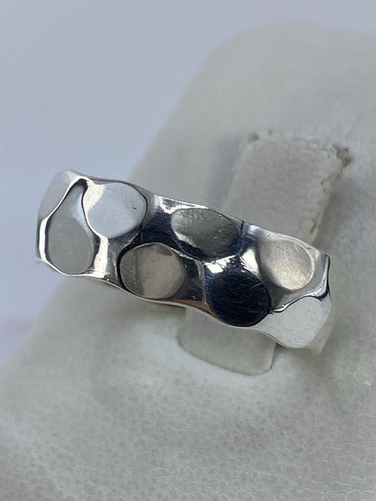 Detalle del acabado pulido y satinado del anillo de plata unisex