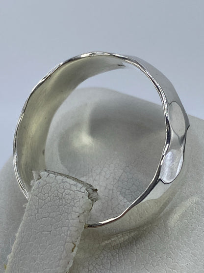Anillo de plata 925 puesto en la mano, mostrando su versatilidad