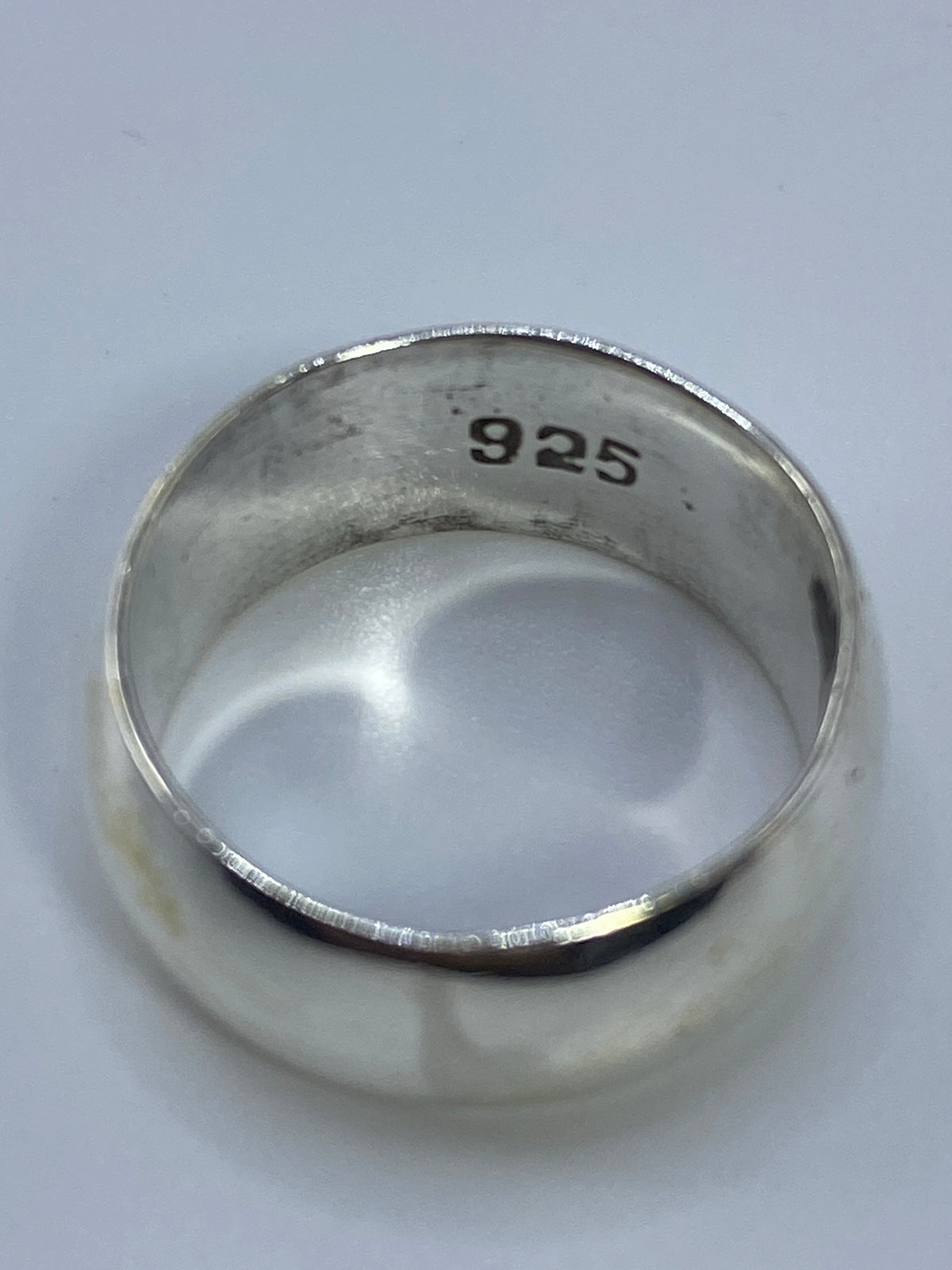 Anillo de plata 925 en balanza de precisión mostrando 5.46 gramos