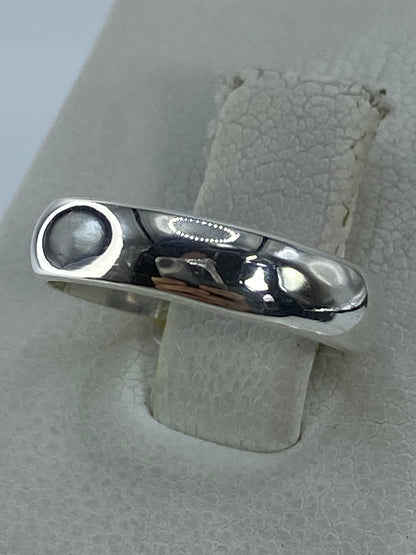 Detalle lateral del anillo mostrando el Quinto 925 grabado