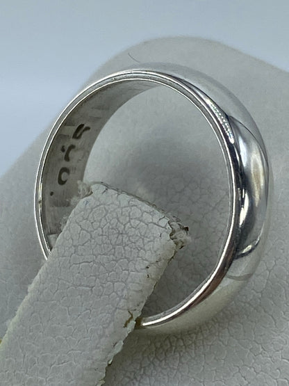 Detalle del anillo desde arriba revelando la banda pulida
