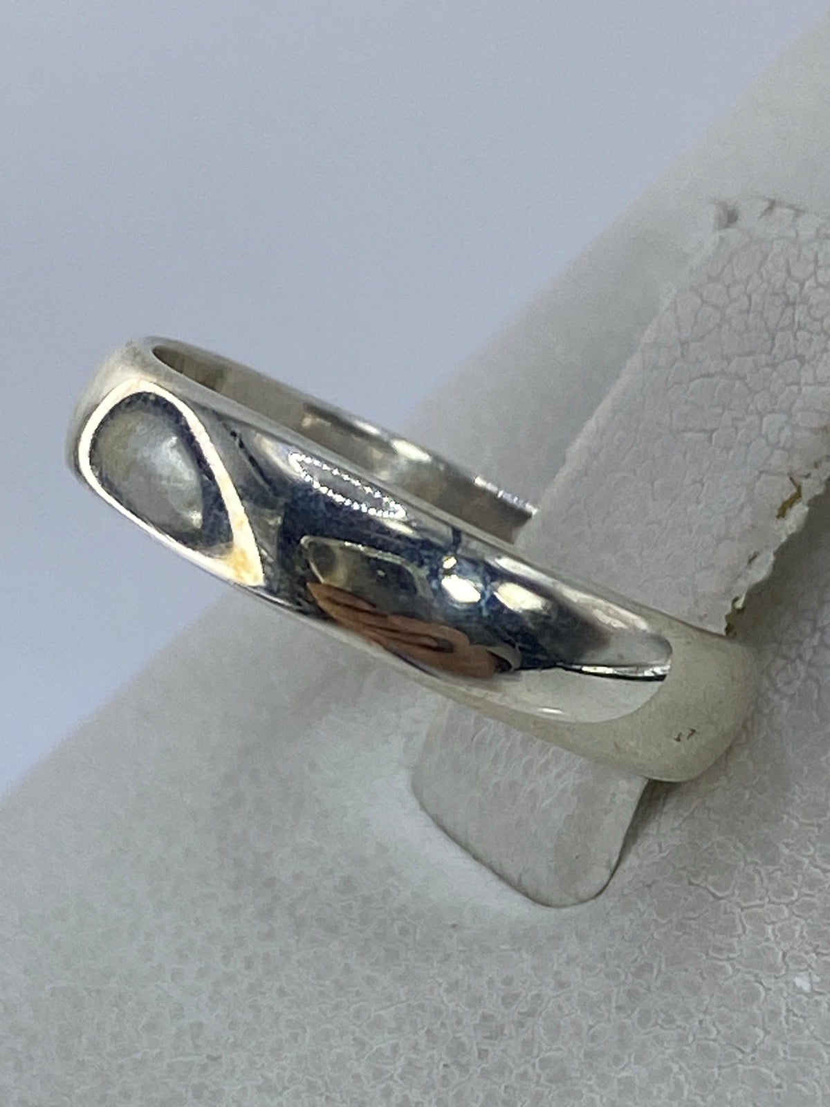 Banda de plata con acabado pulido espejo, detalle lateral