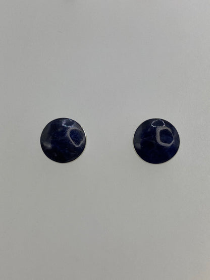 Par de aretes de plata con lapislázuli morada, pequeños y delicados, sobre fondo blanco