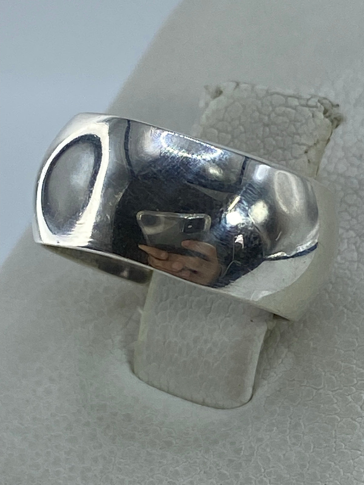 Anillo de plata lisa visto de frente, acabado espejo brillante