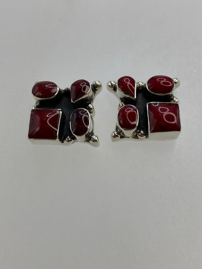 Detalle del engaste de coral rojo en plata 925, vista de cerca