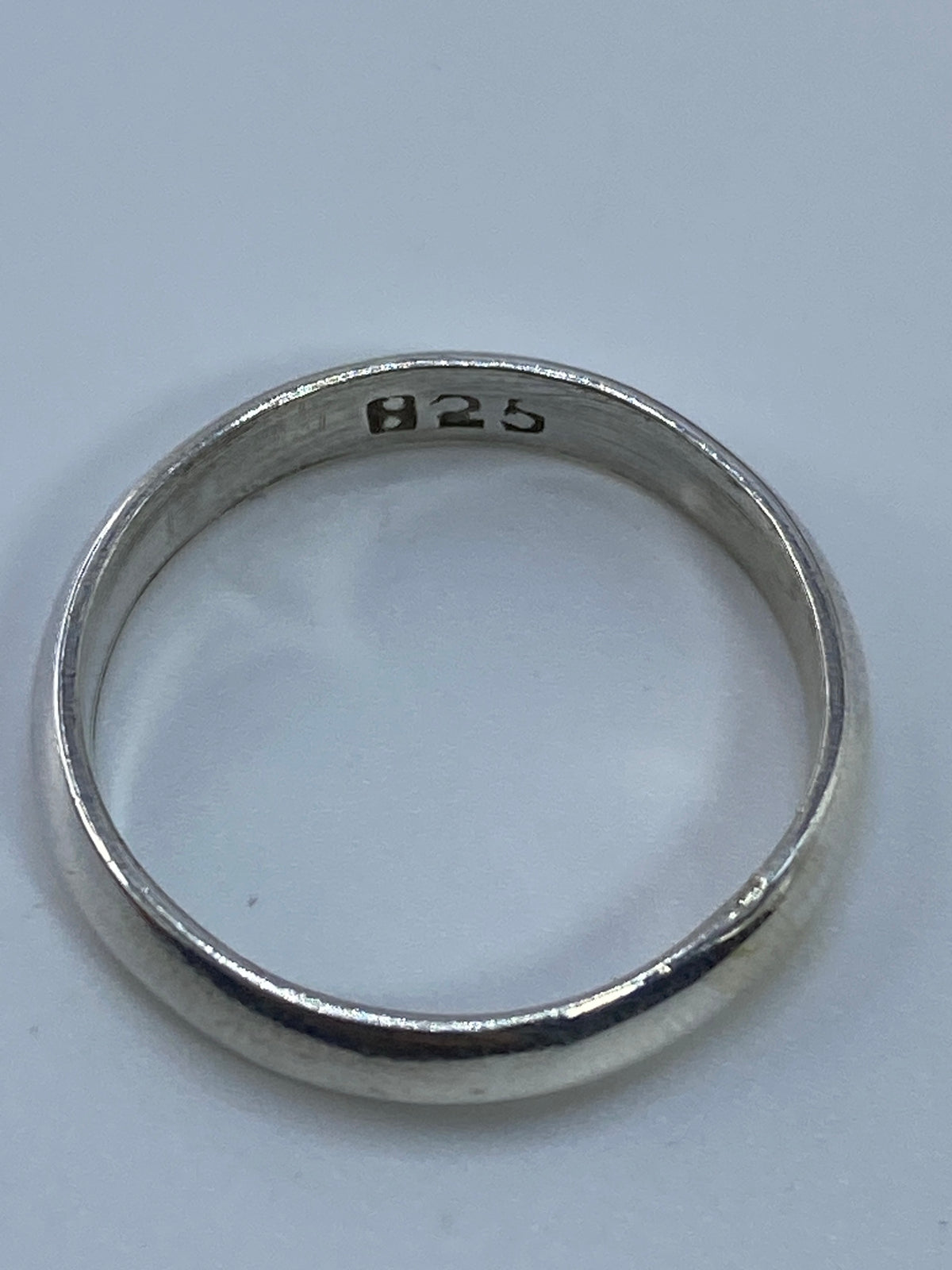 Anillo colocado en dedo con el sello de autenticidad visible