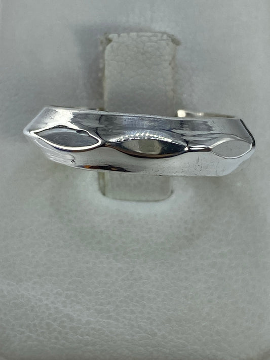Anillo de plata 925 minimalista con banda ancha pulida en mano