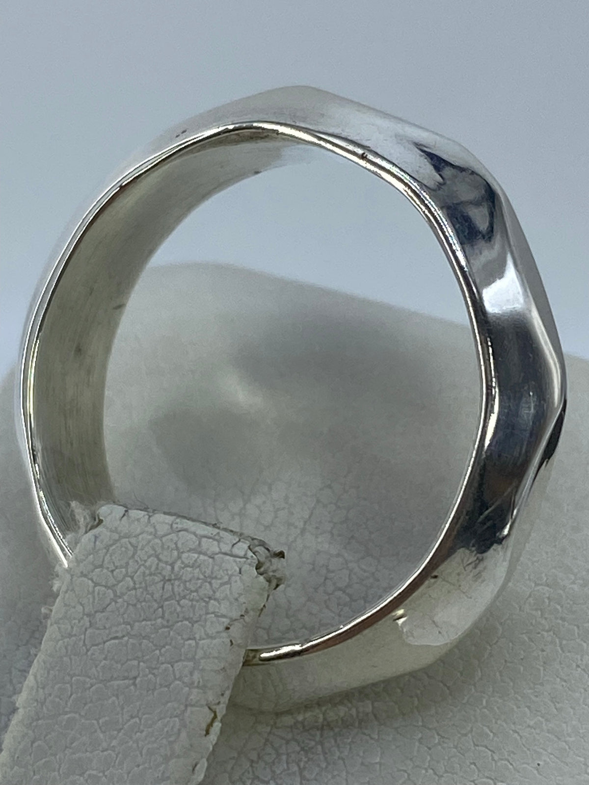 Perfil del anillo de plata 925 con líneas limpias