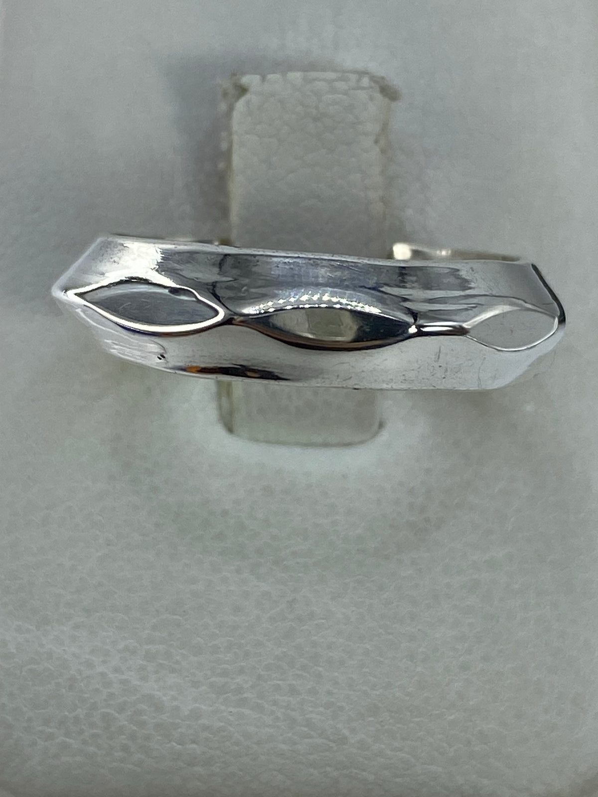 Anillo de plata octogonal con facetas pulidas en talla 9, vista de frente