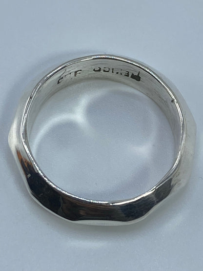 Anillo sobre fondo blanco marcando el Quinto 925 en el interior