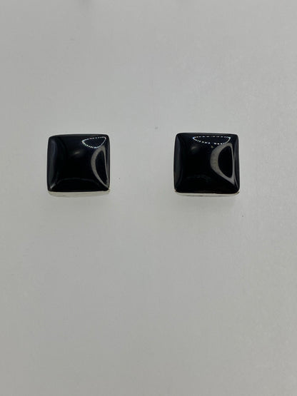 Detalle lateral del arete de plata con ónix negro pulido y postes de plata