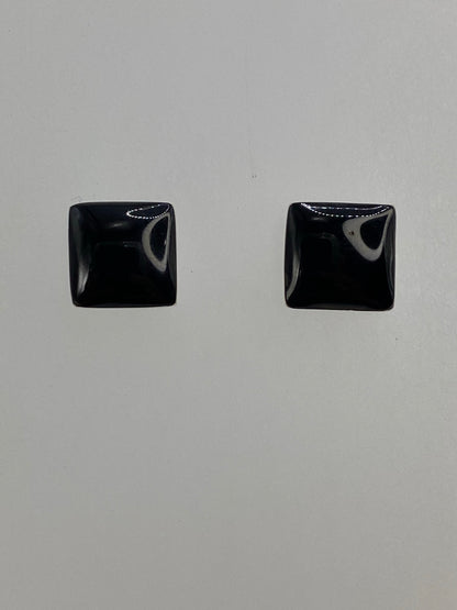 Aretes sobre paño azul con escala de gramos mostrando peso de 1.81 g el par