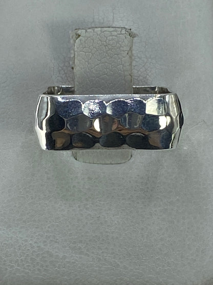 Anillo de plata 925 minimalista pulido en la mano de una persona