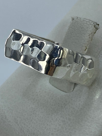 Vista frontal del anillo de plata 925 con acabado espejo