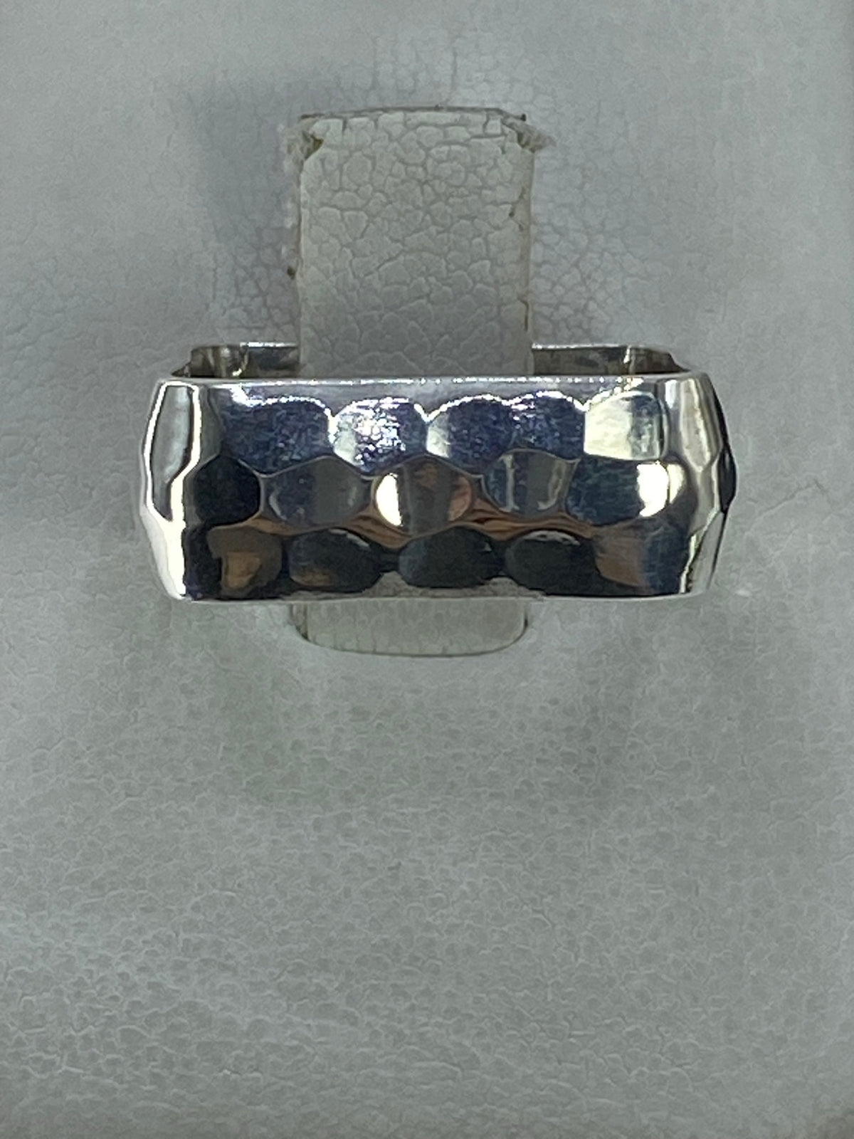 Anillo de plata 925 con textura rectangulares en el dedo
