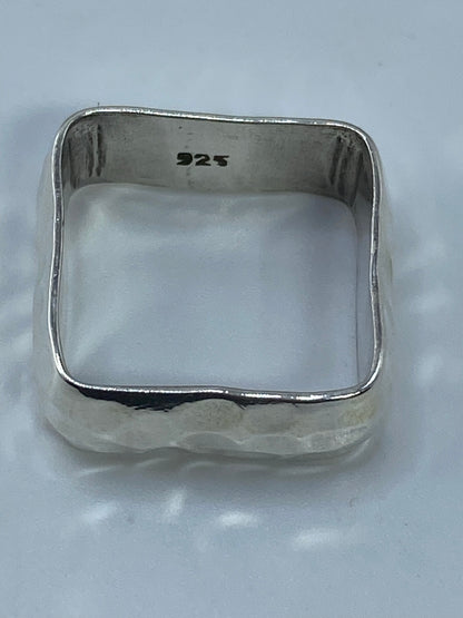 Anillo sobre fondo blanco mostrando el contraste 925 en el interior
