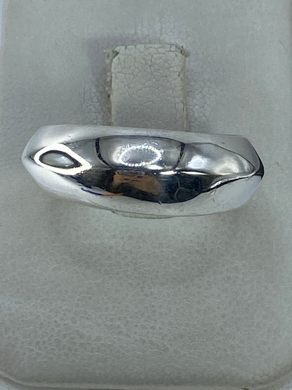 Anillo de plata 925 pulido en talla 9, visto desde arriba sobre fondo gris