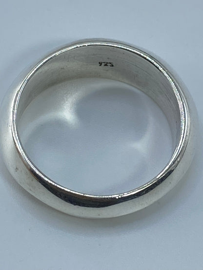 Anillo de plata en la mano, demostrando el acabado pulido brillante