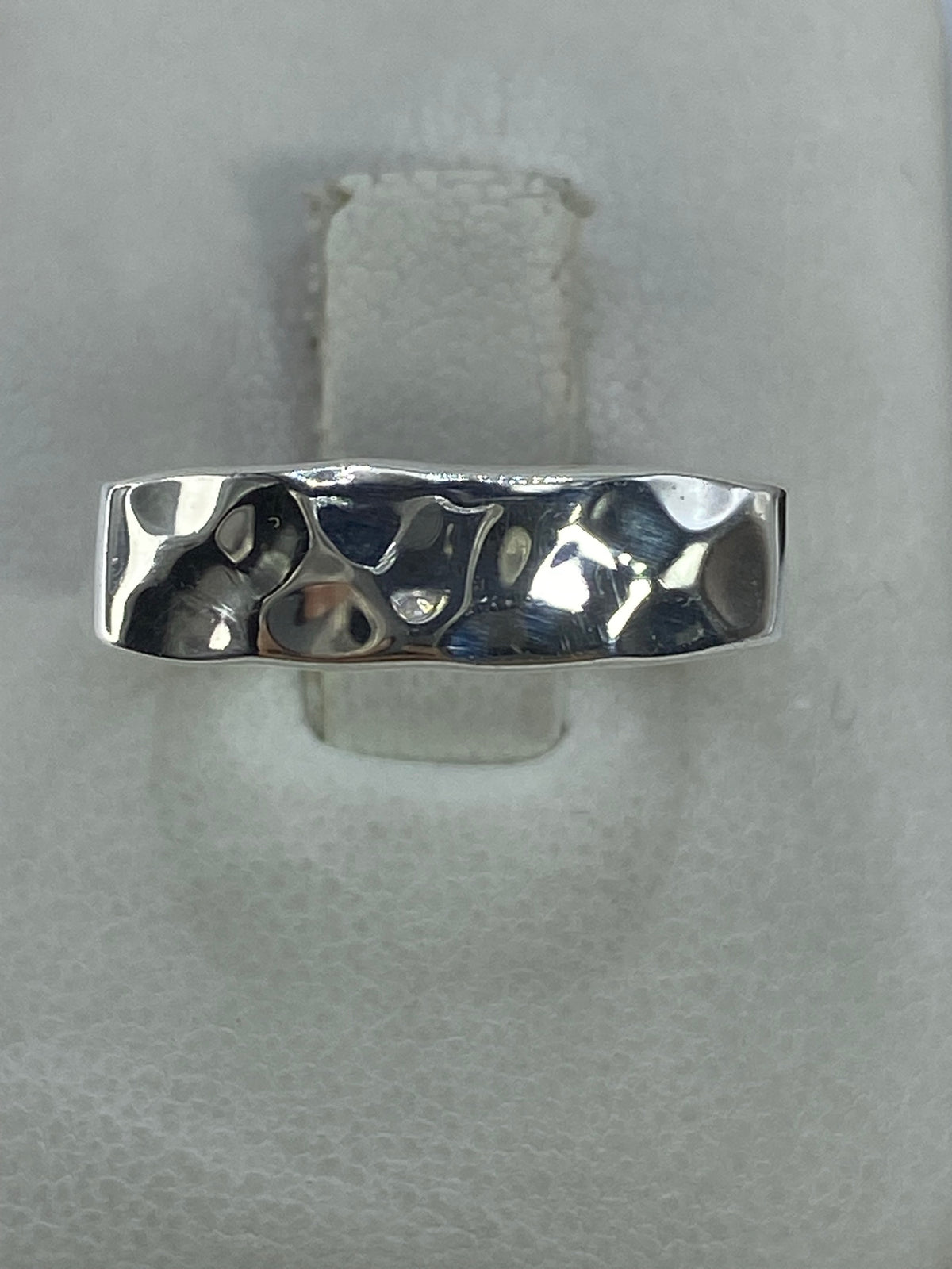 Anillo de plata 925 minimalista pulido sobre dedo