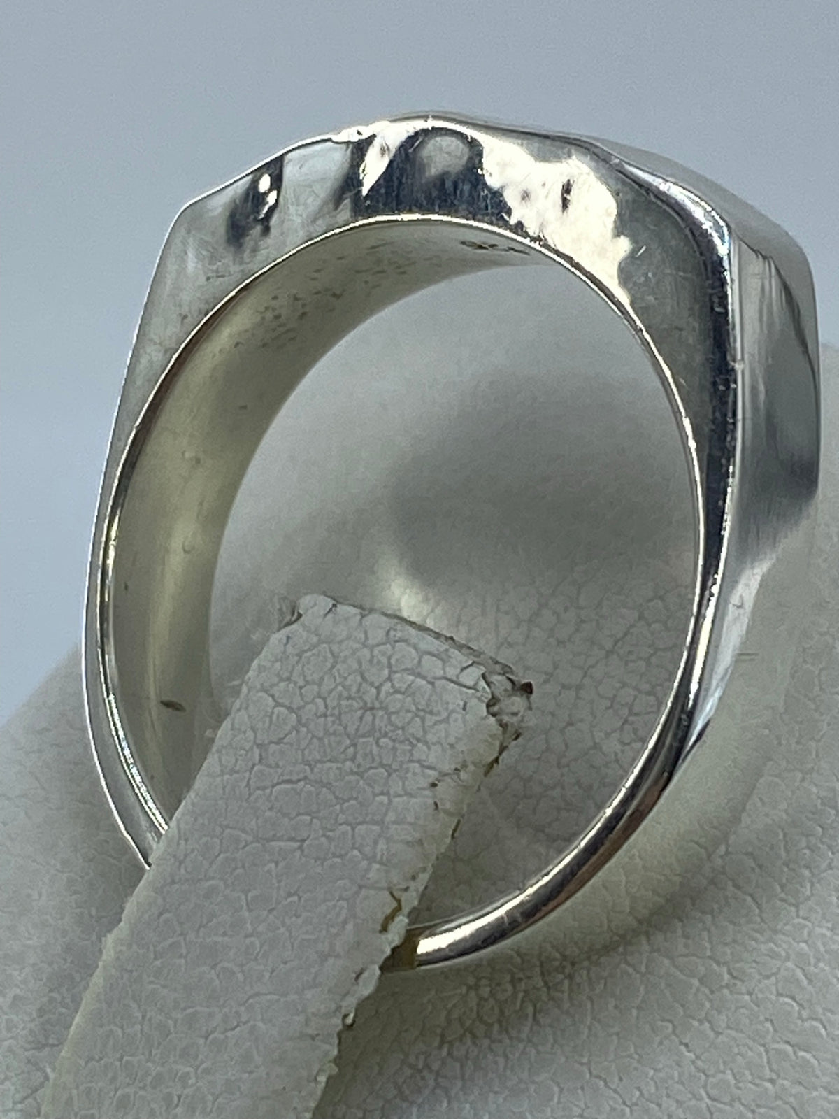 Detalle del interior del anillo mostrando el Quinto 925