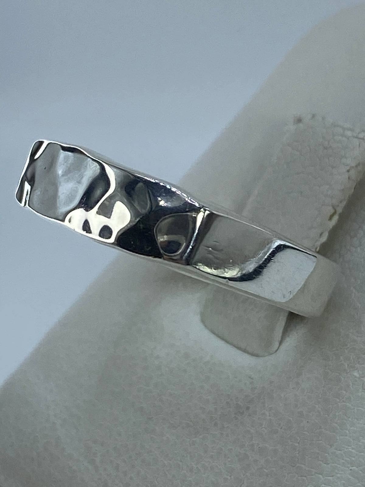 Anillo en la mano mostrando el acabado brillante y el pulido perfecto