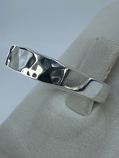 Anillo en la mano mostrando el acabado brillante y el pulido perfecto