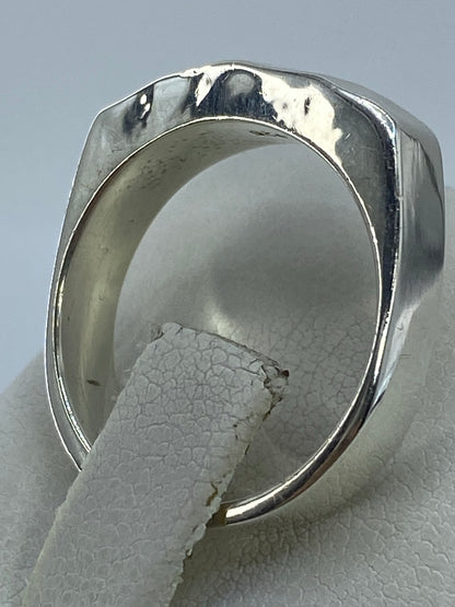 Vista lateral del anillo de plata pura en talla 8
