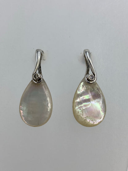 Par de aretes de plata 925 con madre perla blanca engastada, sobre fondo blanco