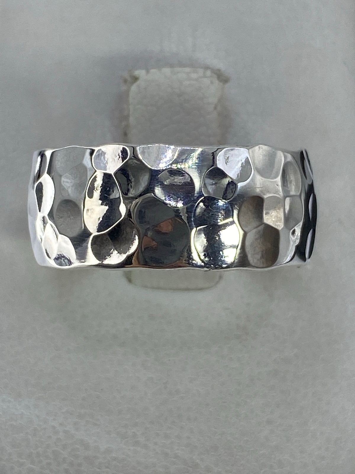 Anillo de plata 925 en volumen con acabado pulido, vista frontal mostrando la textura de surface