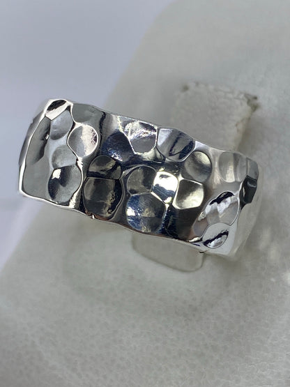 Anillo unisex de plata 925 visto desde el lateral, diseño macizo sin piedra