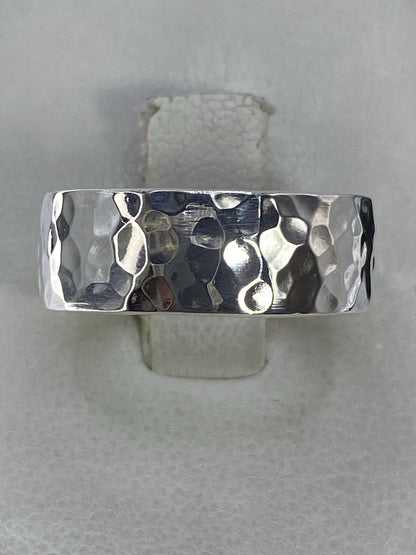 Anillo de plata maciza con acabado martillado, vista superior mostrando la textura artesanal