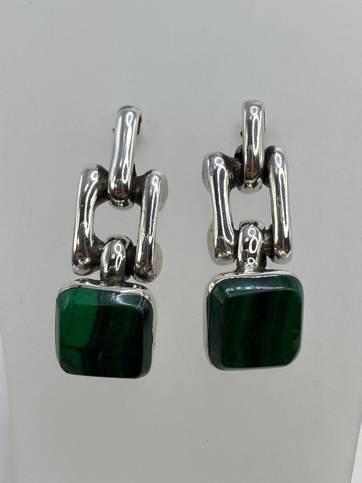 Par de aretes de plata 925 con incrustación de malaquita verde, vista frontal