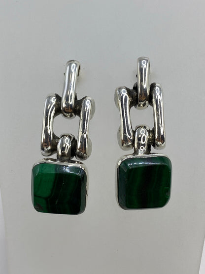 Par de aretes de plata 925 con incrustación de malaquita verde, vista frontal