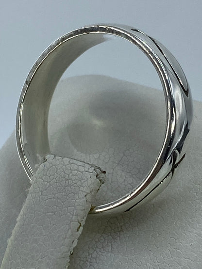 Detalle del anillo con acabado pulido espejo y ojos geométricos