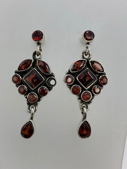 Par de aretes de plata con circonia morada en diseño art-déco, vista frontal