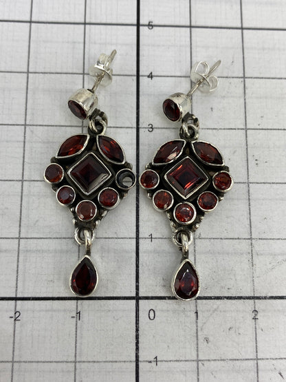 Aretes de plata con Quinto 925 visible en la base